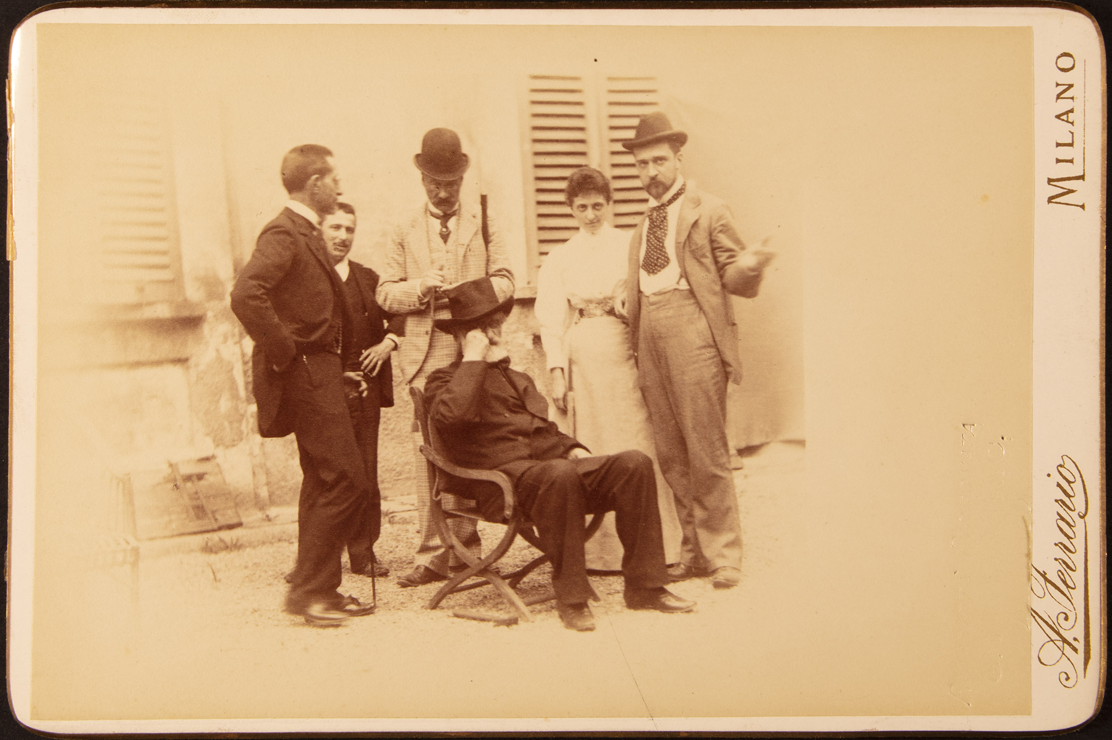da sin: Giulio Ricordi, Arrigo Boito, Giuseppe Verdi seduto e altre persone, nella casa di Via Borgonuovo 14 a Milano, 1892 (ph Achille  Ferrario)