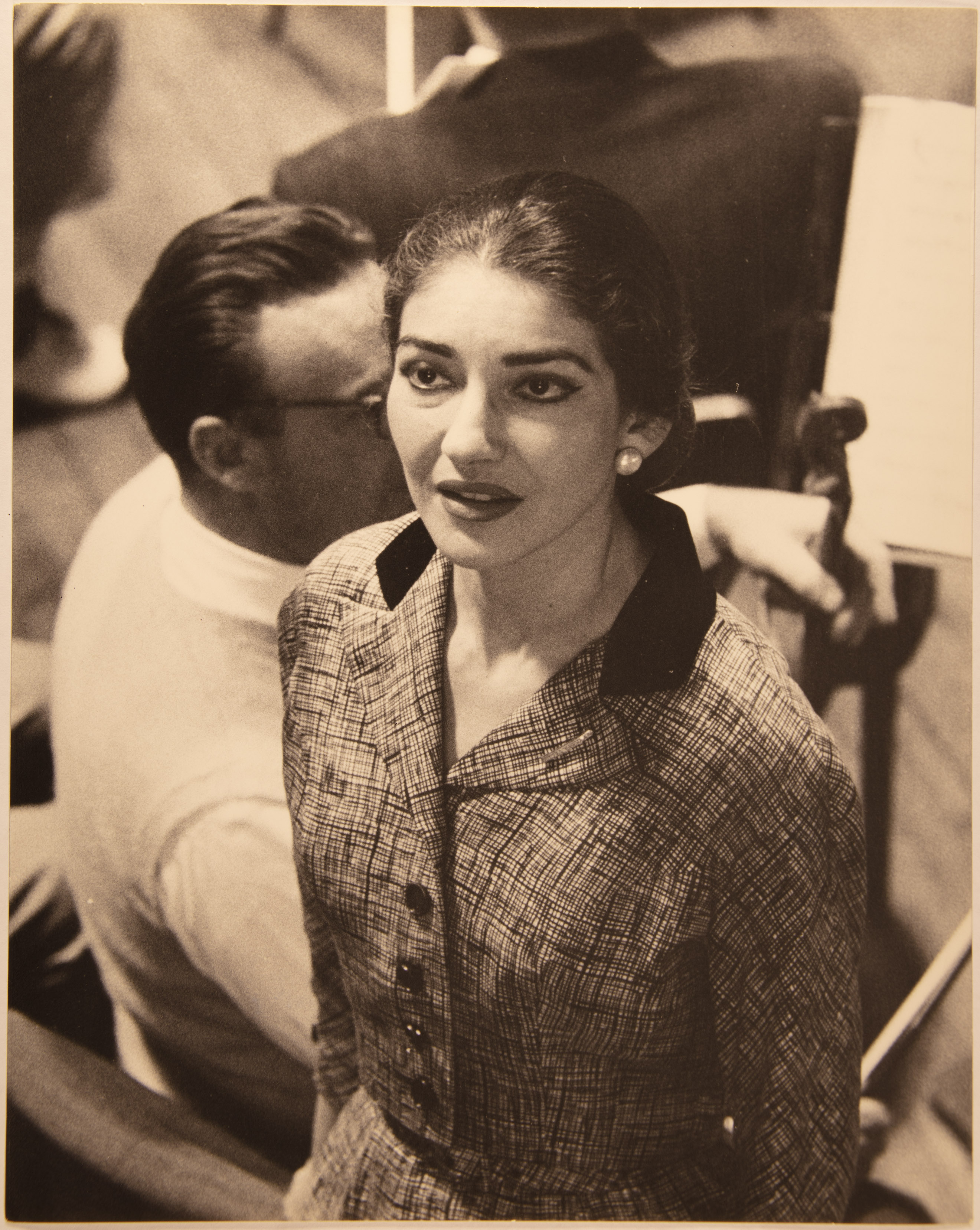 Maria Callas durante incisione discografica della Medea di Cherubini, Teatro alla Scala, settembre 1957 (ph Carlo Cisventi)