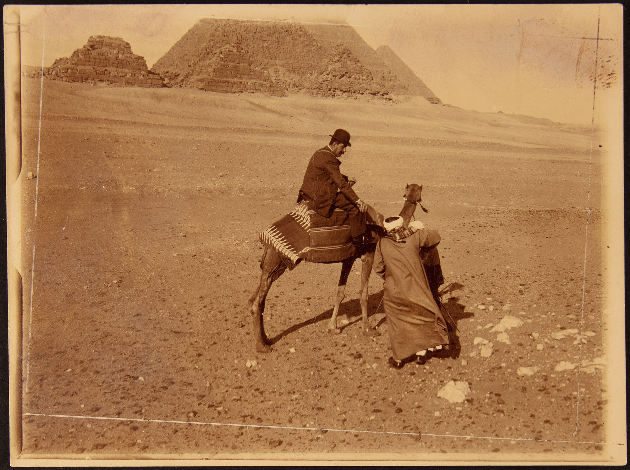 Giacomo Puccini alle piramidi di Giza durante il viaggio in Egitto, 1908 (Fotografo: Paolo Lucchesi)