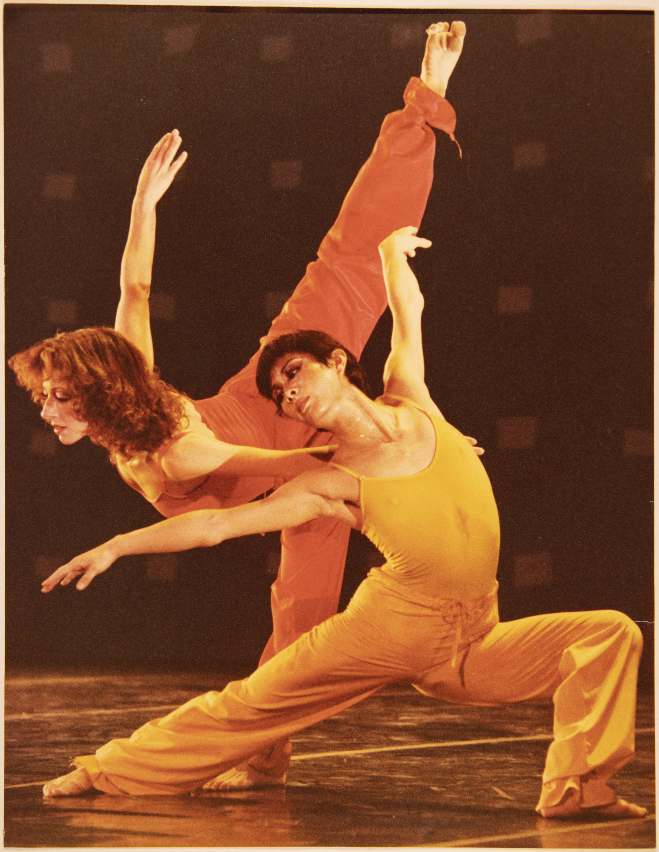 Coppia di ballerine nella foto di Angelo Redaelli, 1980