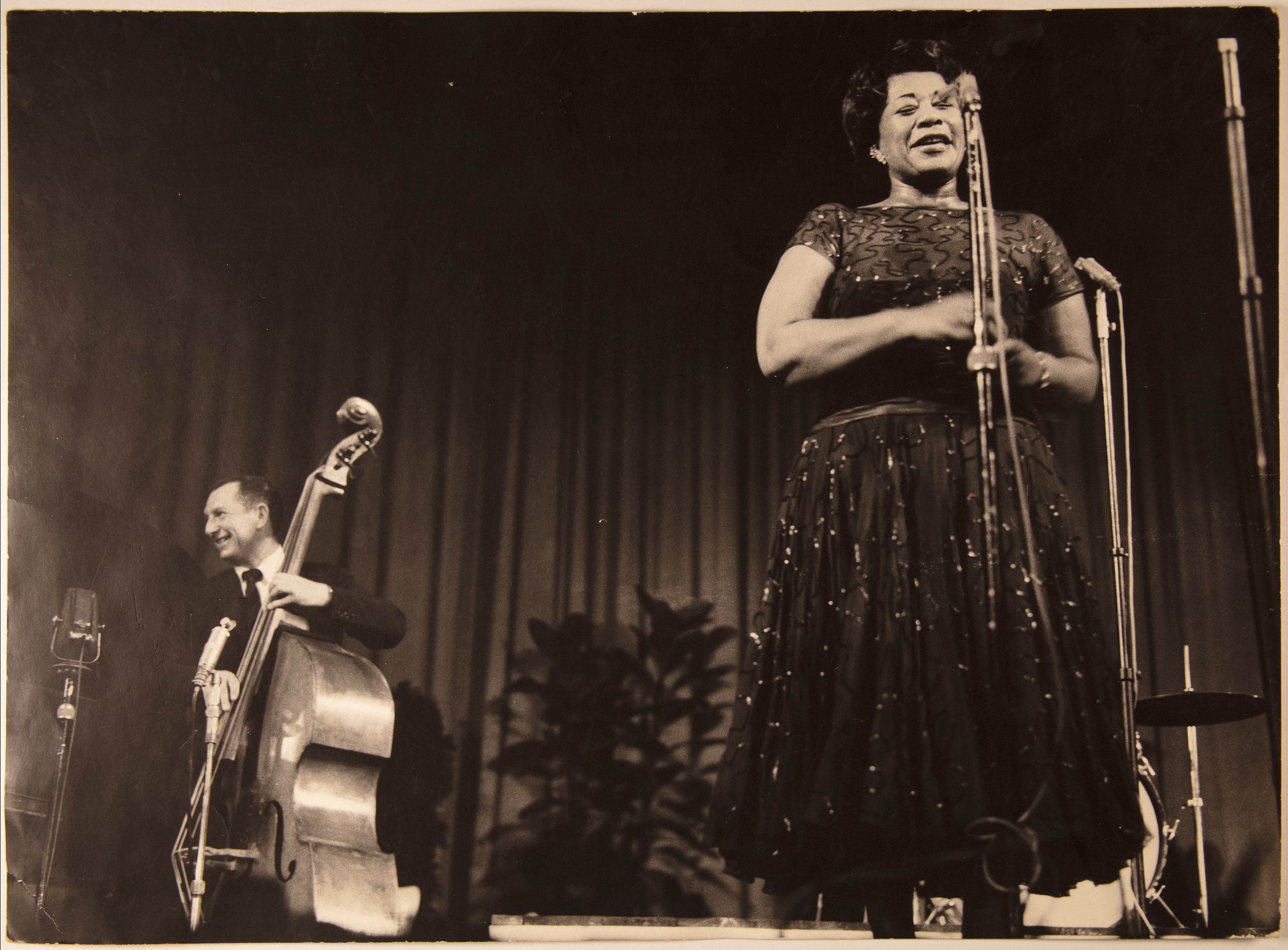 Ella Fitzgerald durante un concerto nella foto di Ugo Mulas, 1964